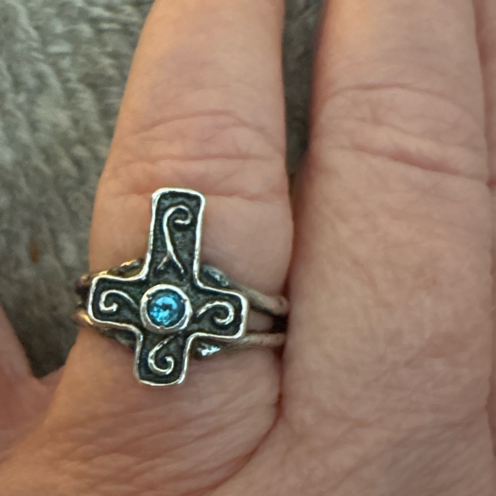 GUC cross Or Paz ring made in Israel. Size 8 stamped .925